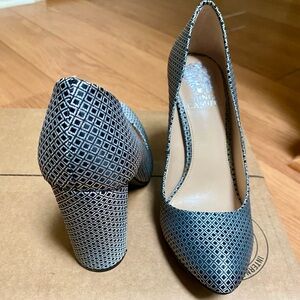 Vince Camuto Danea NWOT block heels geo print black & silver size 5.5